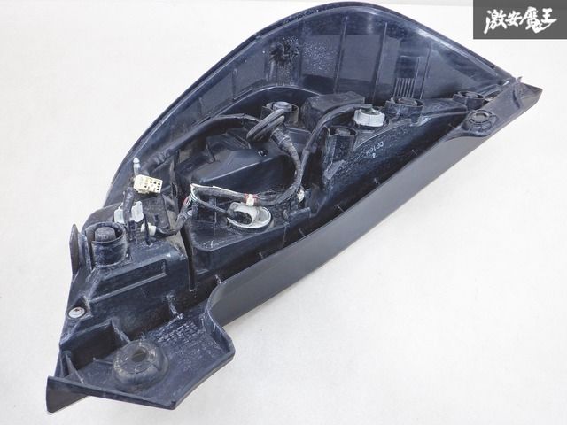 GJR TOYOTA アクア NHP10 前期 純正 テールランプ 右側 良品『ストア出品』 トヨタ純正 NHP10 アクア 中期 テールライト