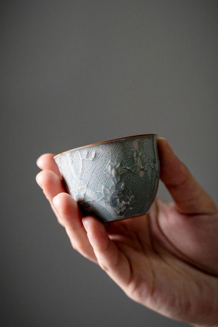 未使用品 中国美術 湯呑み 茶器2つ 煎茶道具 青磁玉蘭彫刻主人杯