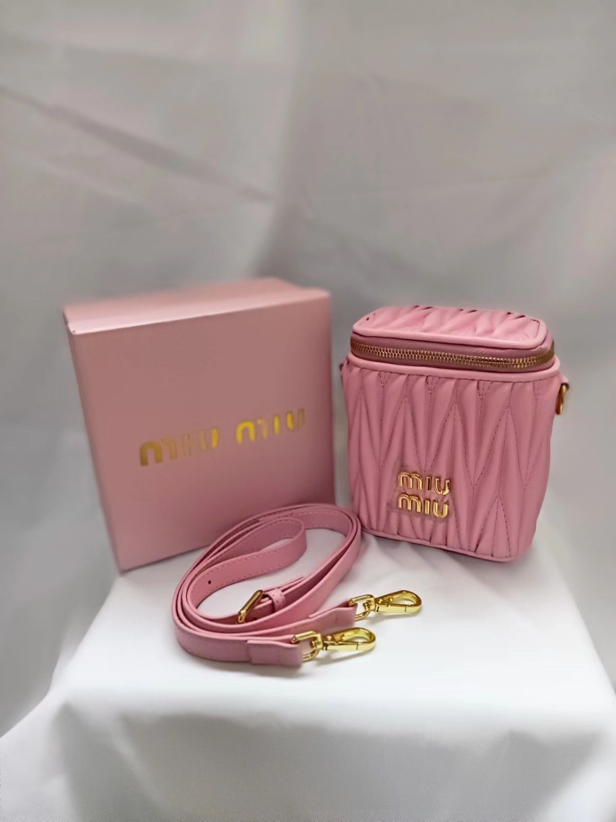 新品MIUMIU マテラッセレザー バッグ