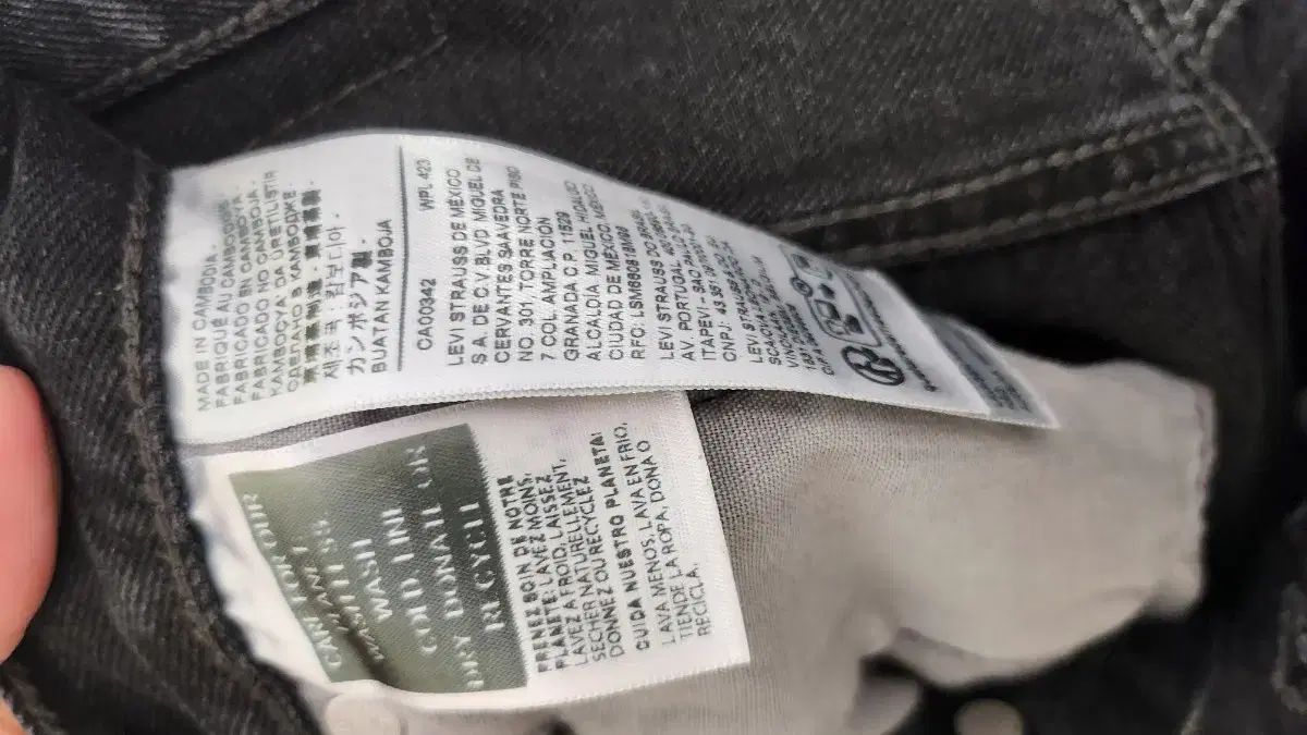 黒 デニムパンツ