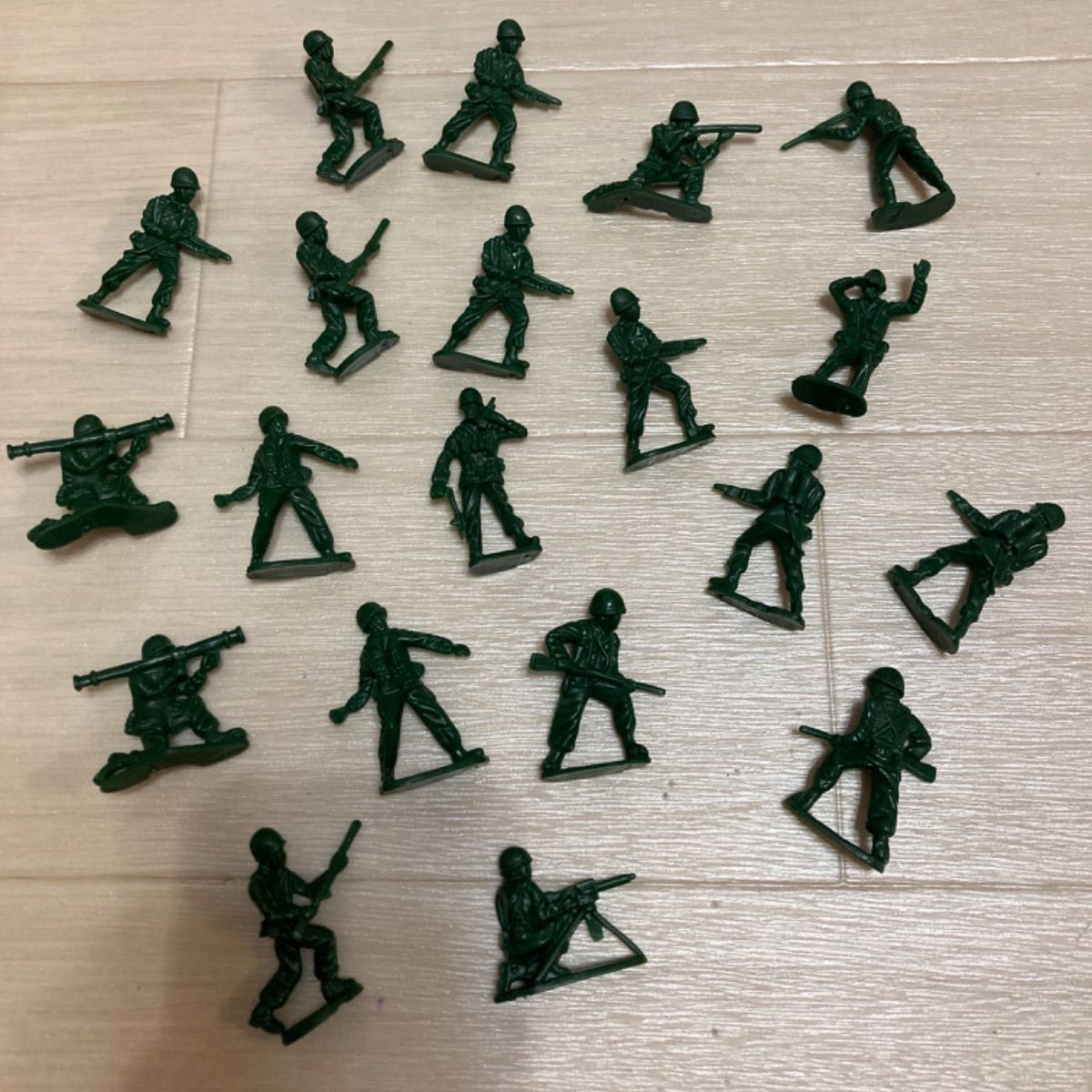 トイストーリー グリーンアーミーメン 置物 20体 - メルカリ