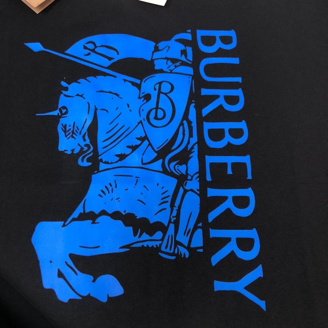 Burberry  バーバリー 馬上騎士モチーフ クルーネック Tシャツ BURBERRY コピー Tシャツ 馬術騎士 ロゴ プリント コーデ 着心地