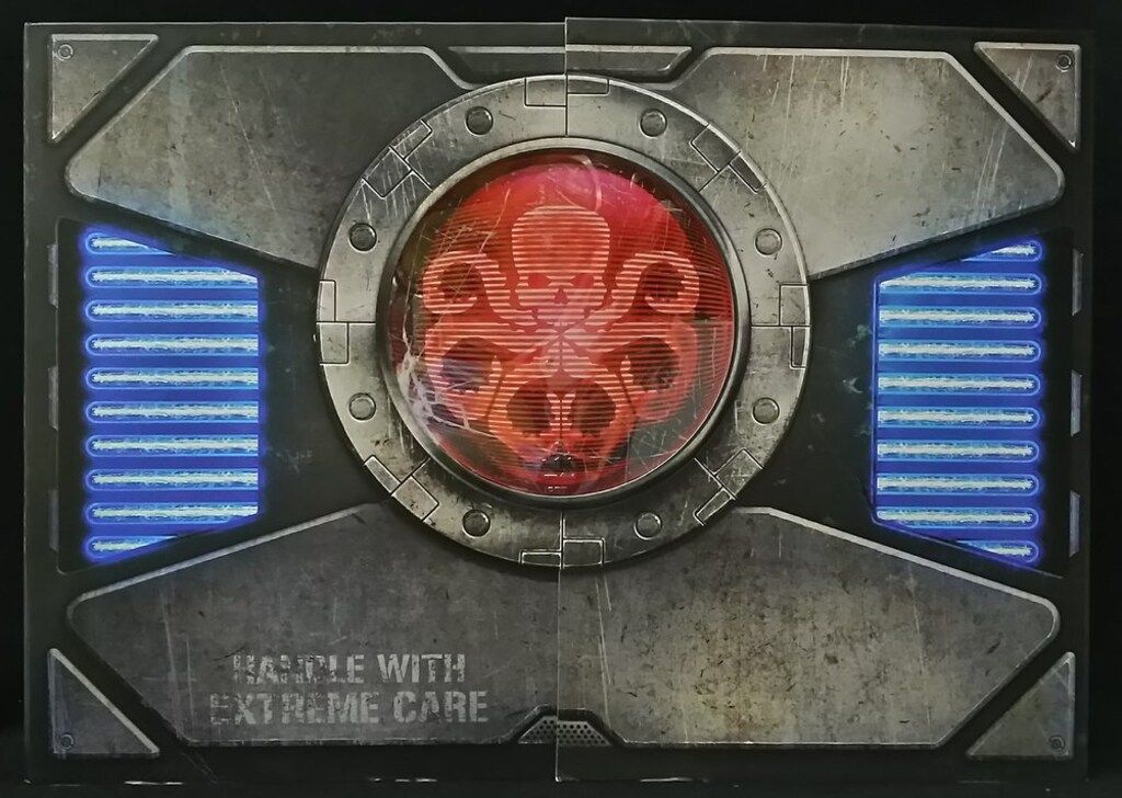 HASBRO MARVEL STUDIOS THE FIRST TEN YEARS RED SKULL WITH HASBRO REPLICA LEGENDS TESSERACT 6インチ