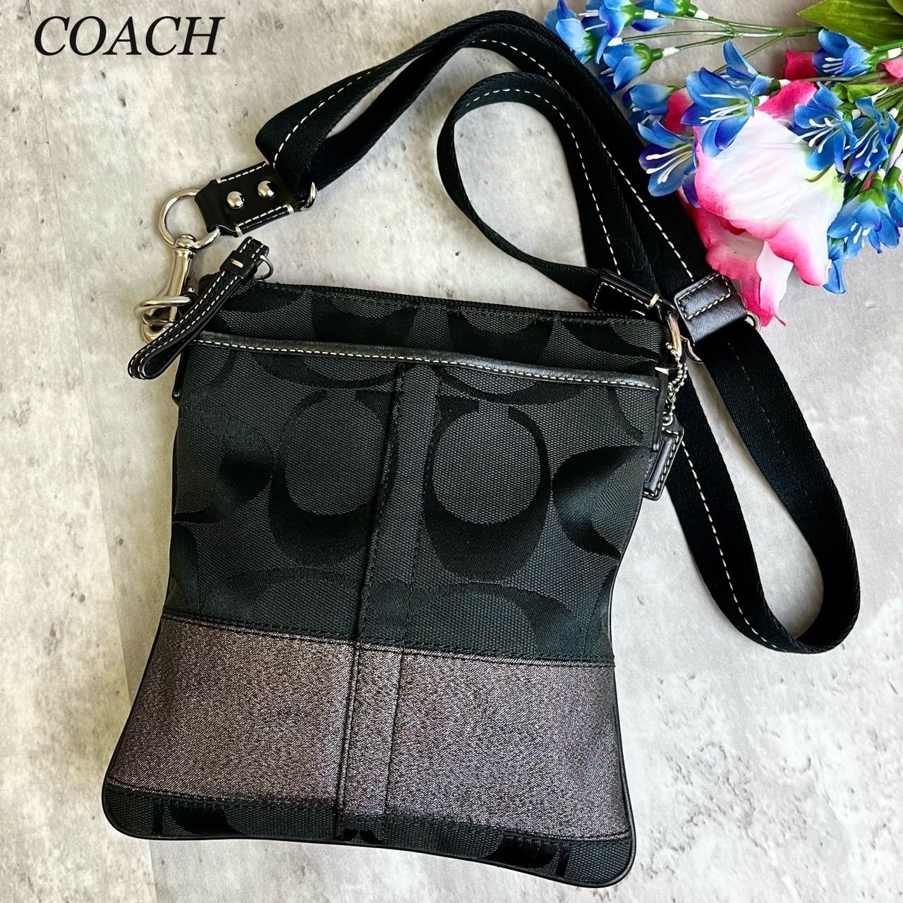 ✨極美品✨ COACH コーチ ポシェット ショルダーバッグ 小物入れ シグネチャー 総柄 チャーム ロゴ型押し シルバー金具 キャンバス レザー  レディース ブラック 黒色 - メルカリ