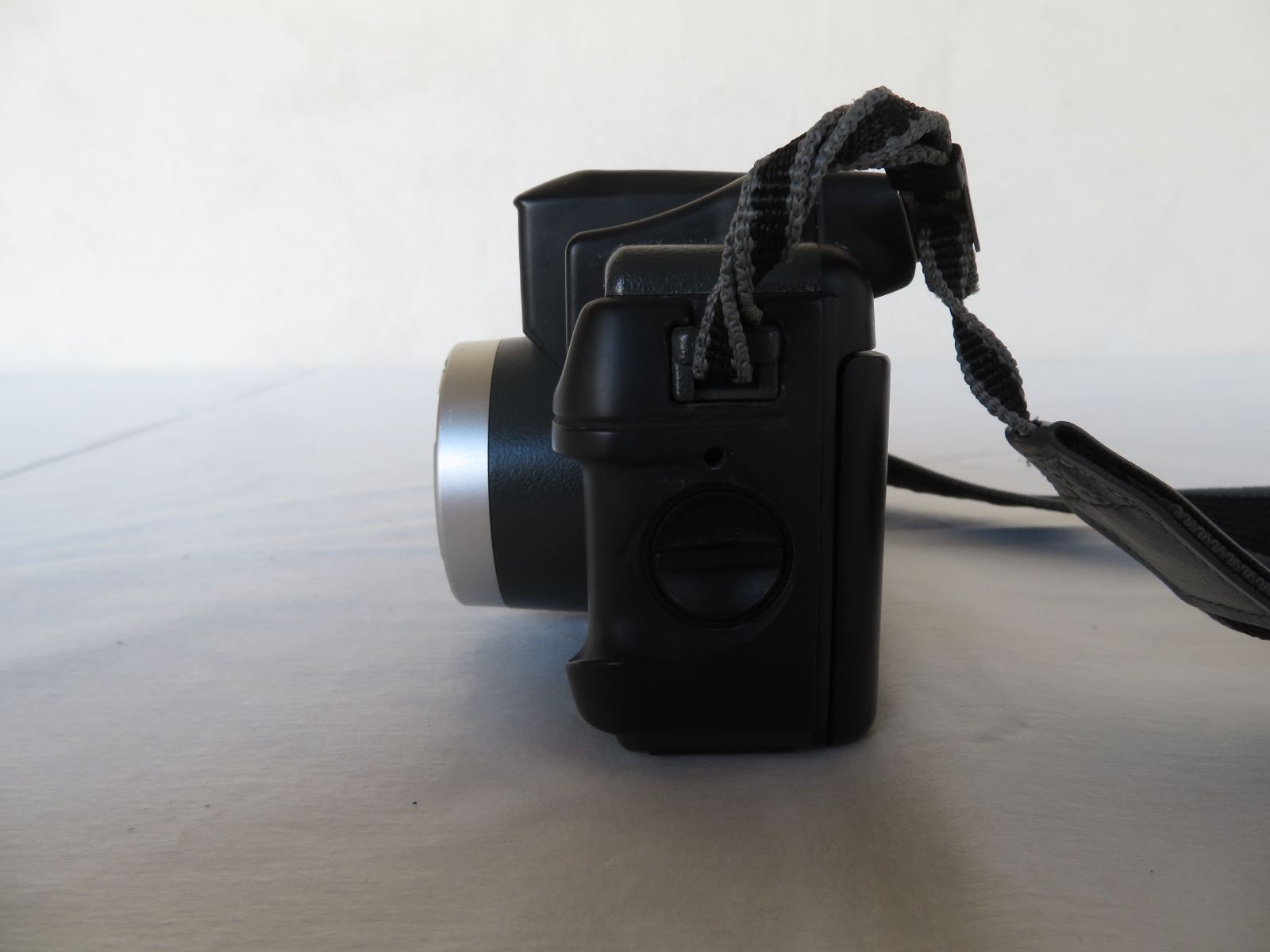 ＜ジャンク品＞フイルムカメラ　コニカ　【R5-006】