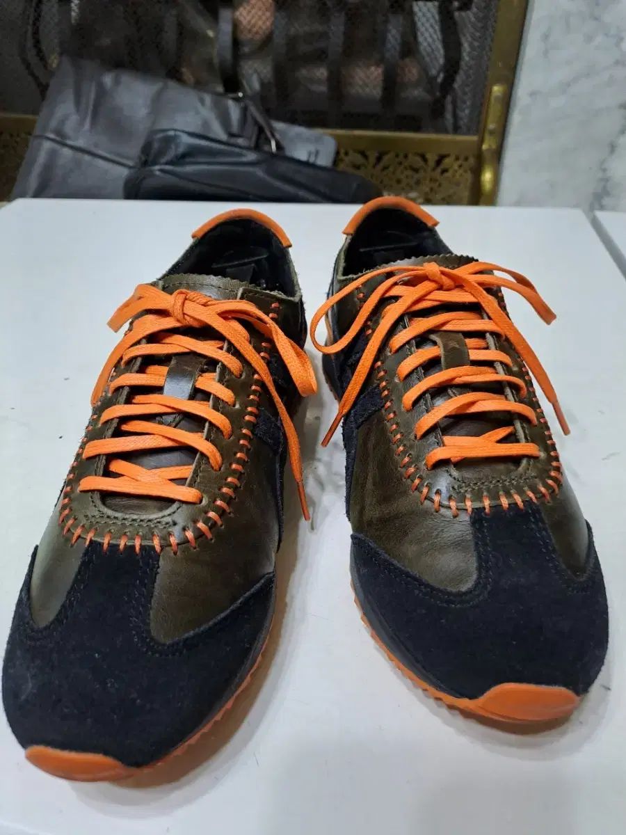 オニツカタイガー スニーカー ブラック ブラウン オレンジ
