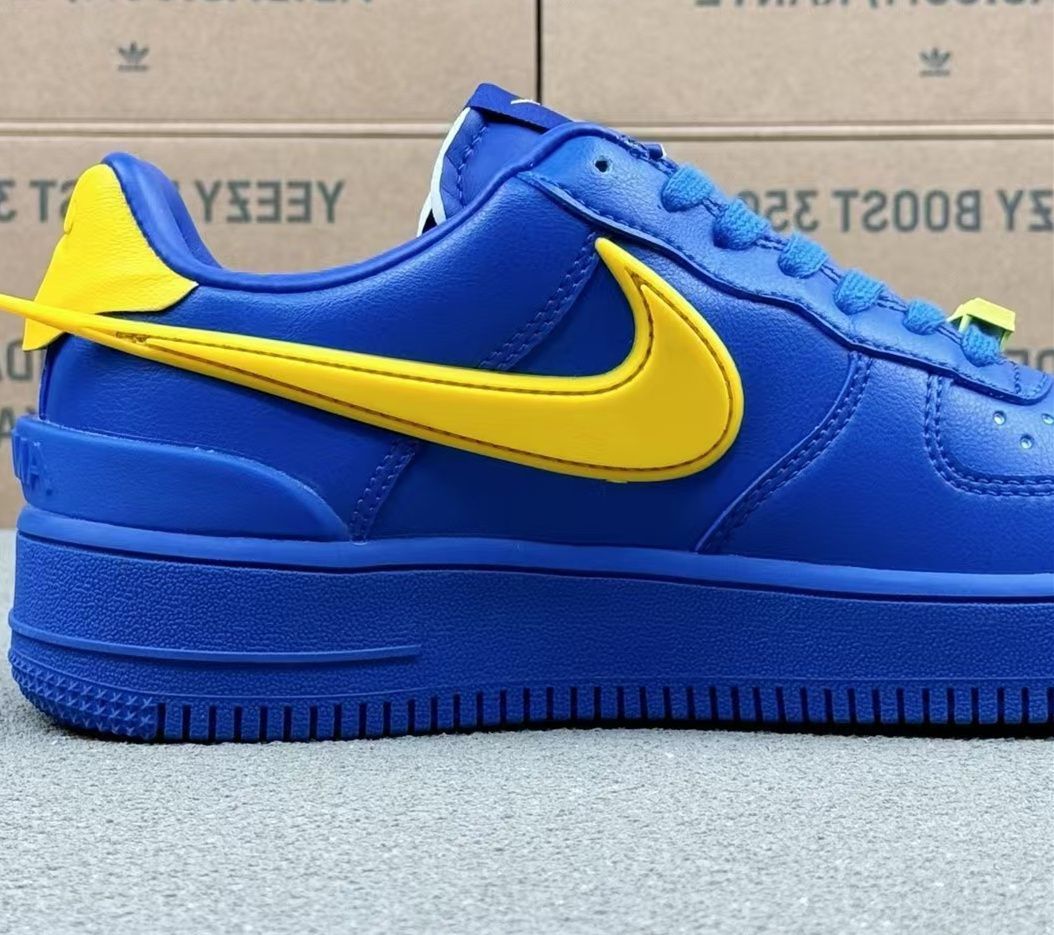 Nike Air Force 1 Low "Game Royal/Vivid Sulfur"ナイキ エア フォース 1 ロー "ゲームロイヤル/ヴィヴィッドサルファー" — 鮮やかなカラーリングが際立つコラボモデル