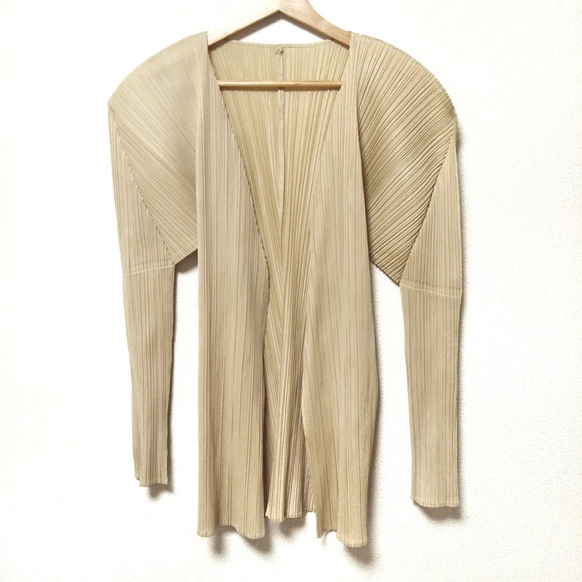 PLEATS PLEASE!ベージュ長袖カーディガン サイズ3 PLEATS PLEASE ISSEY MIYAKE - PLEATS PLEASE(プリーツプリーズ