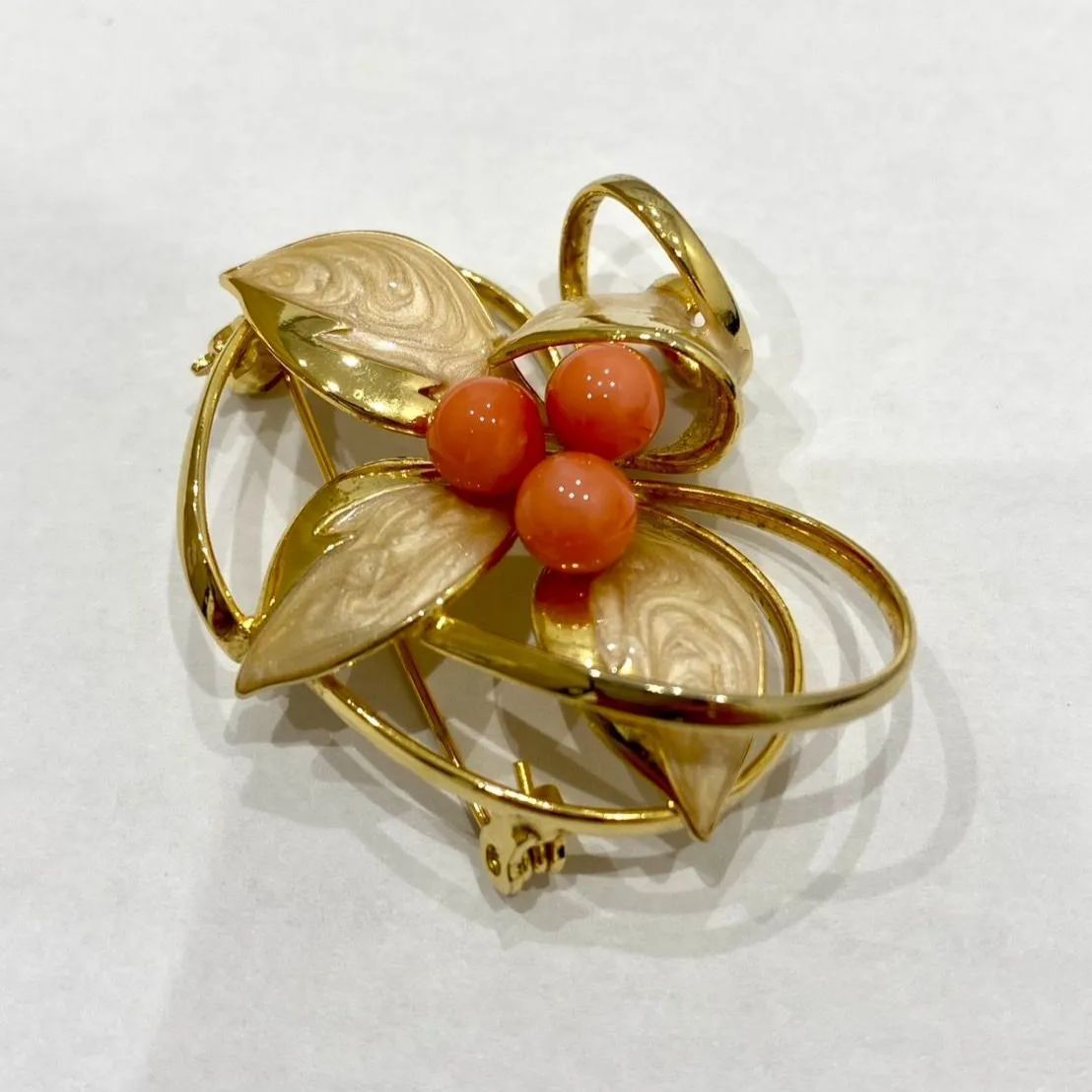 ブローチ フラワーモチーフ 花型 サンゴ 珊瑚 アクセサリー