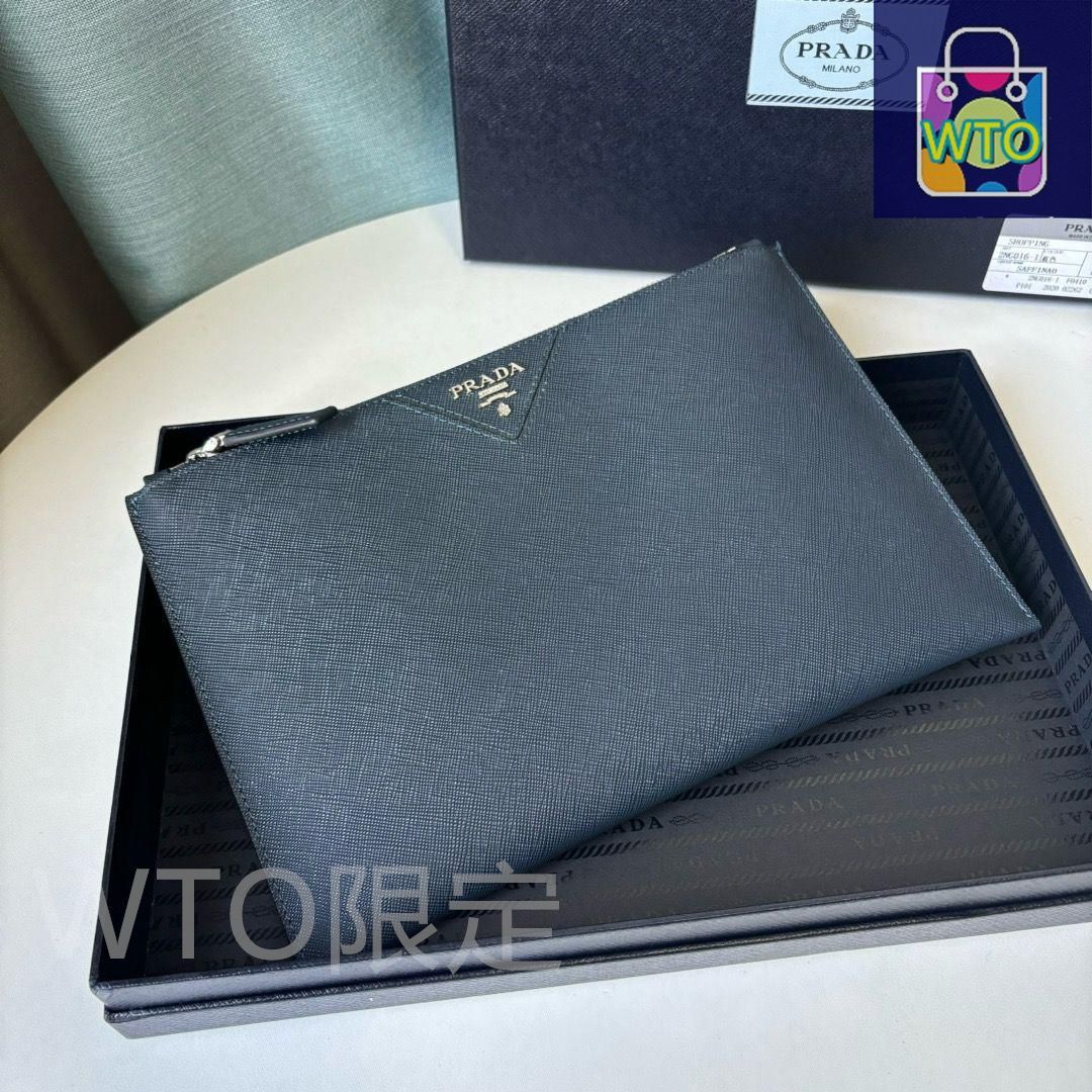 PRADA レザー クラッチバッグ エンボスロゴ 三角ロゴ ブラック Prada プラダのクラッチバッグ、手触りが滑らか、シンプルな外観