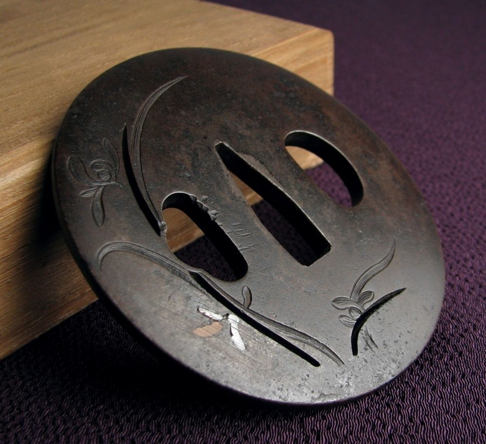 時代武具 鉄地鍔 ［銘：武州住正義］ 象嵌 糸透し 蘭の図 桐箱付