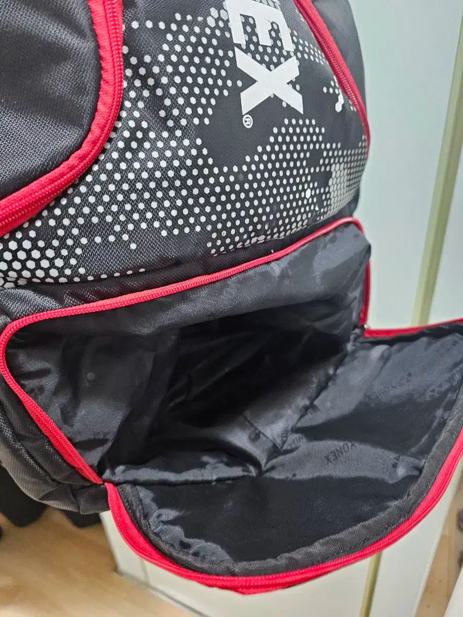 YONEX
