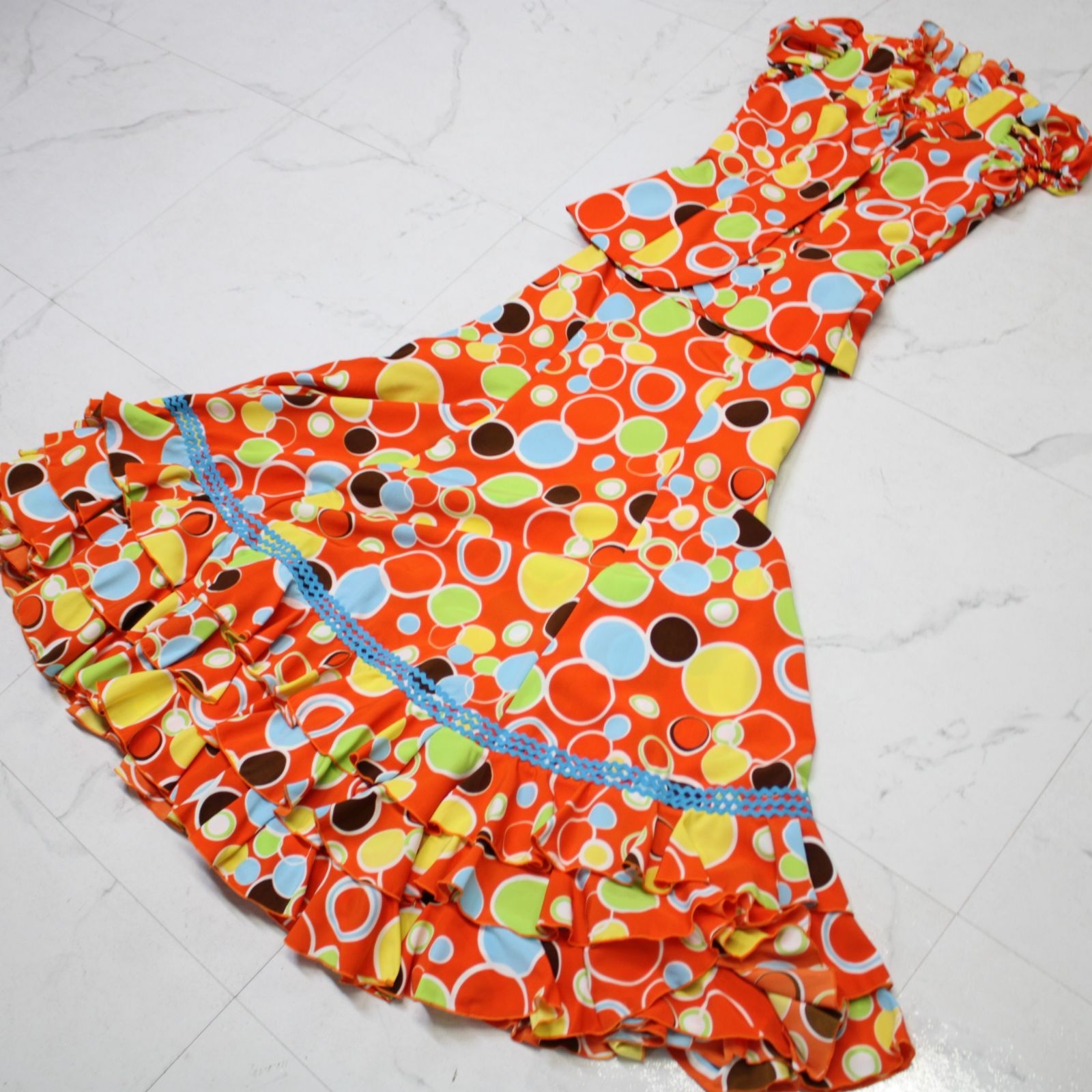 【美品 フラメンコ衣装】オレンジ Manzanilla マンサニージャ 上下セット ツーピース ボランテ フリル 黒 半袖 柄 模様 水玉 美品 フラメンコ衣装】オレンジ×マルチ柄 Manzanilla マンサニー