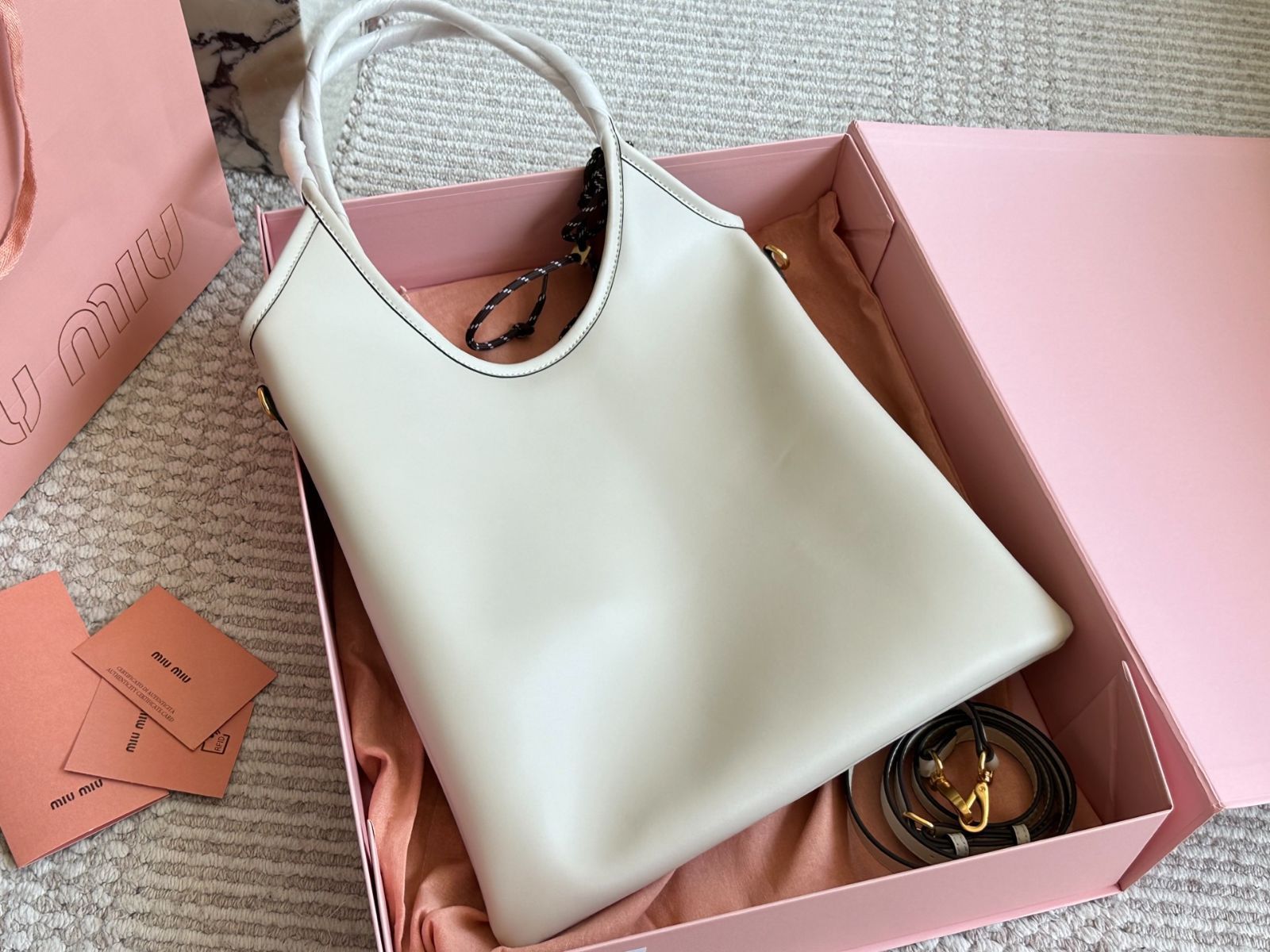 【関税・送料込】Miu Miu Palmetto トートバッグ ベージュ 新作 Miu Miu Women's' Palmetto Tote Bag in Beige | LN-CC®
