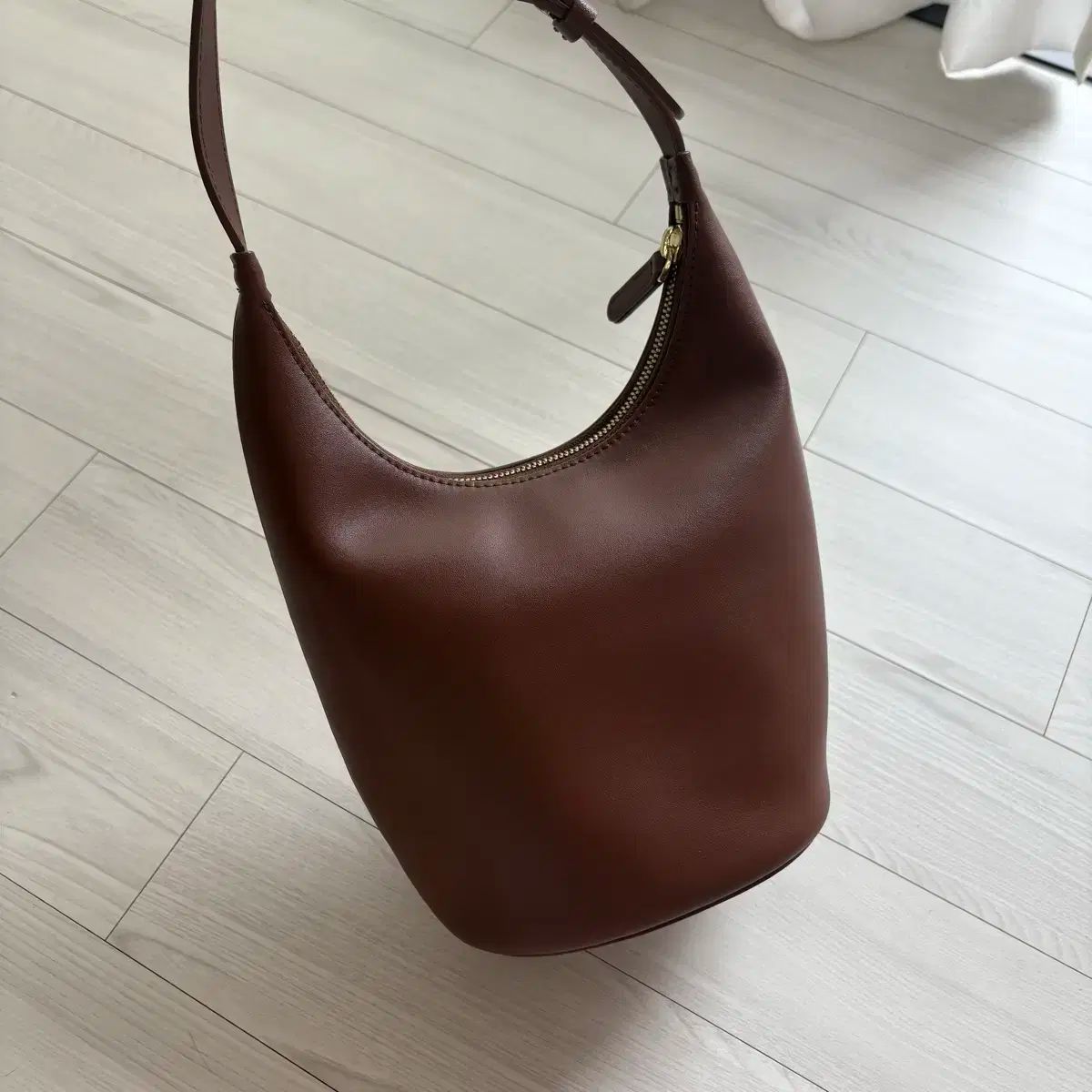ROH SEOUL　Mini around hobo bag　ブラック Designer fashion, Seoul-fully created | W Concept