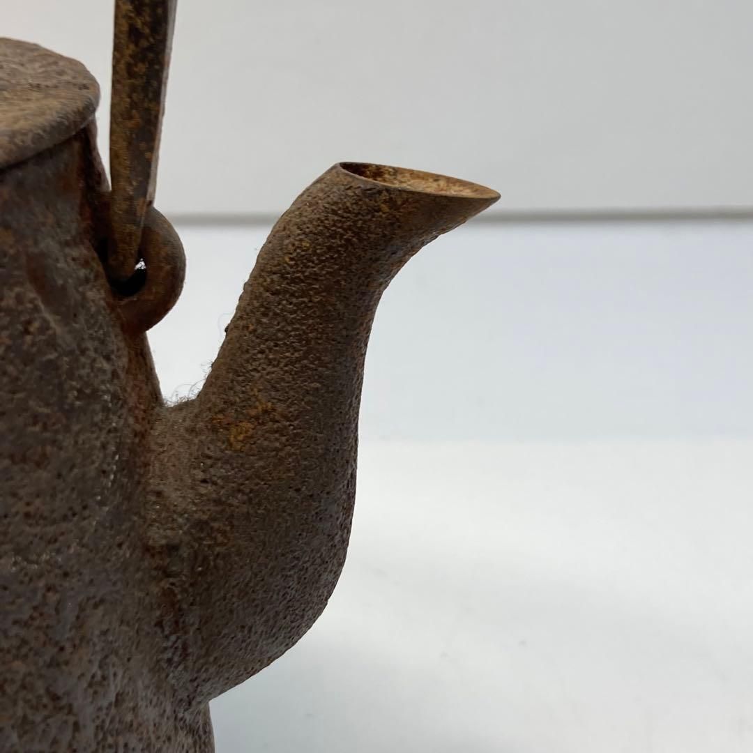 三巌堂 在銘 松葉紋 鉄瓶 1806g 東な6-0512