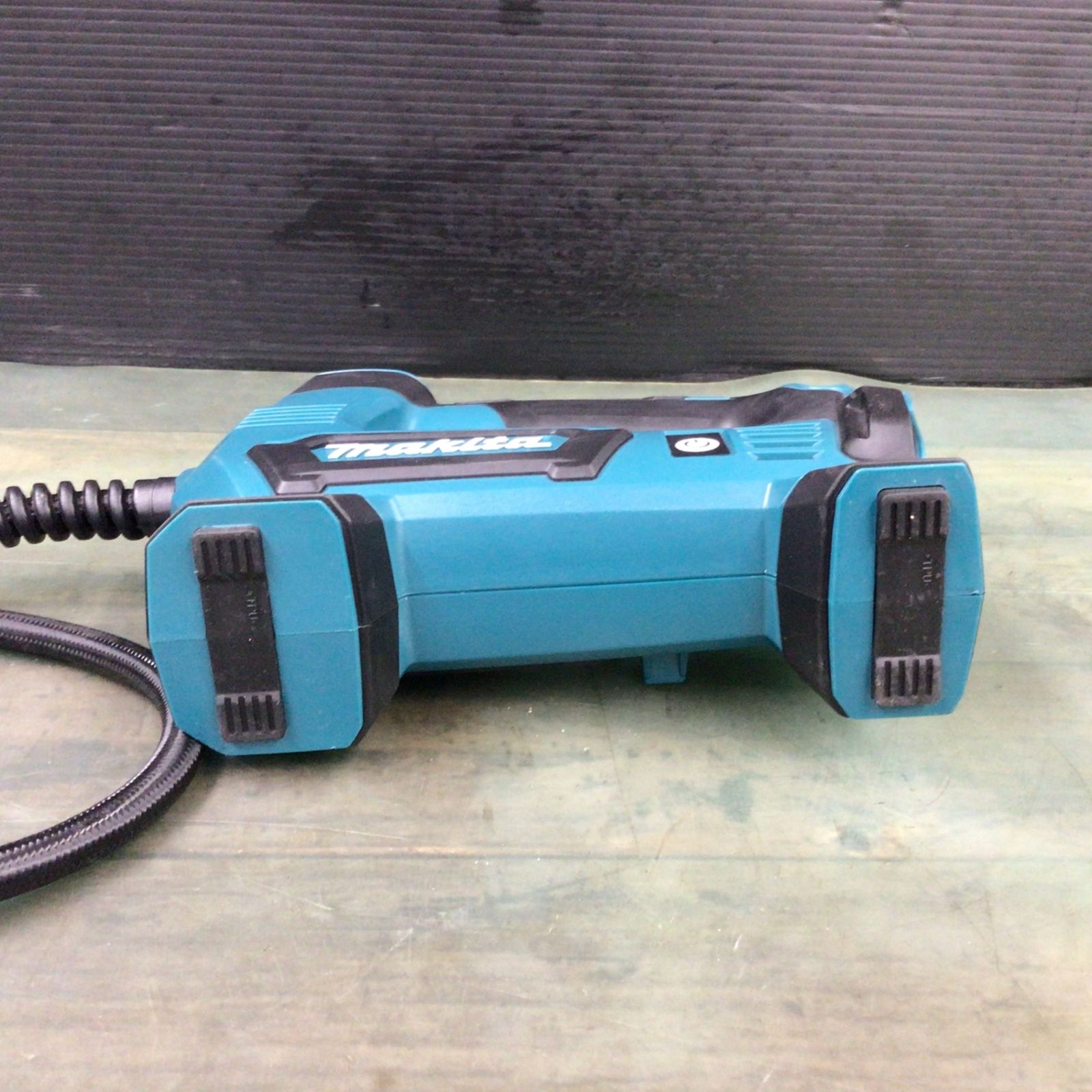 makita コードレス空気入れ