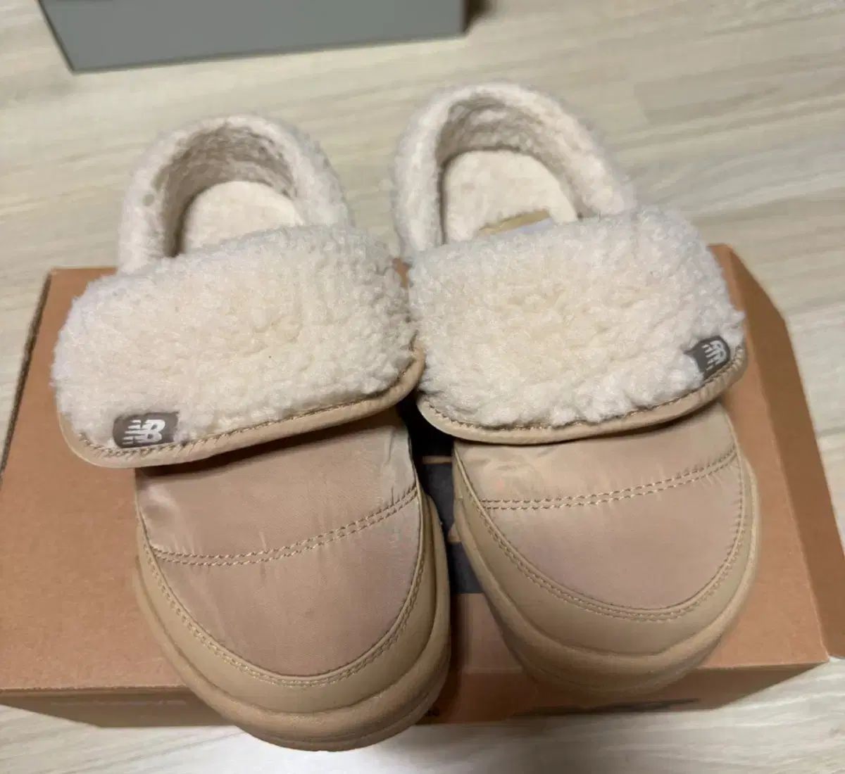 ニューバランス パープル リー アグ ダウン スリッパ ミュール 240