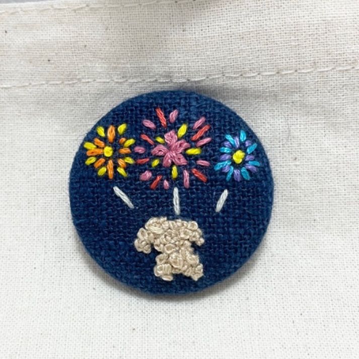 刺繍 くるみボタン トイプードル 花火 - メルカリ