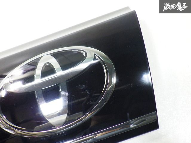 ハリアー60系　トヨタ純正フロントグリルエンブレム(新品未使用品） ハリアーハイブリッド AVU65W 60 前期 ステンレス フロント