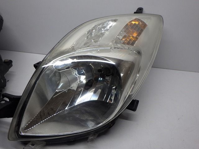 ヴィッツ 前期 ヘッドライト左右 ハロゲン NCP90 95 52-134 16 コーティング 比較的 250927222