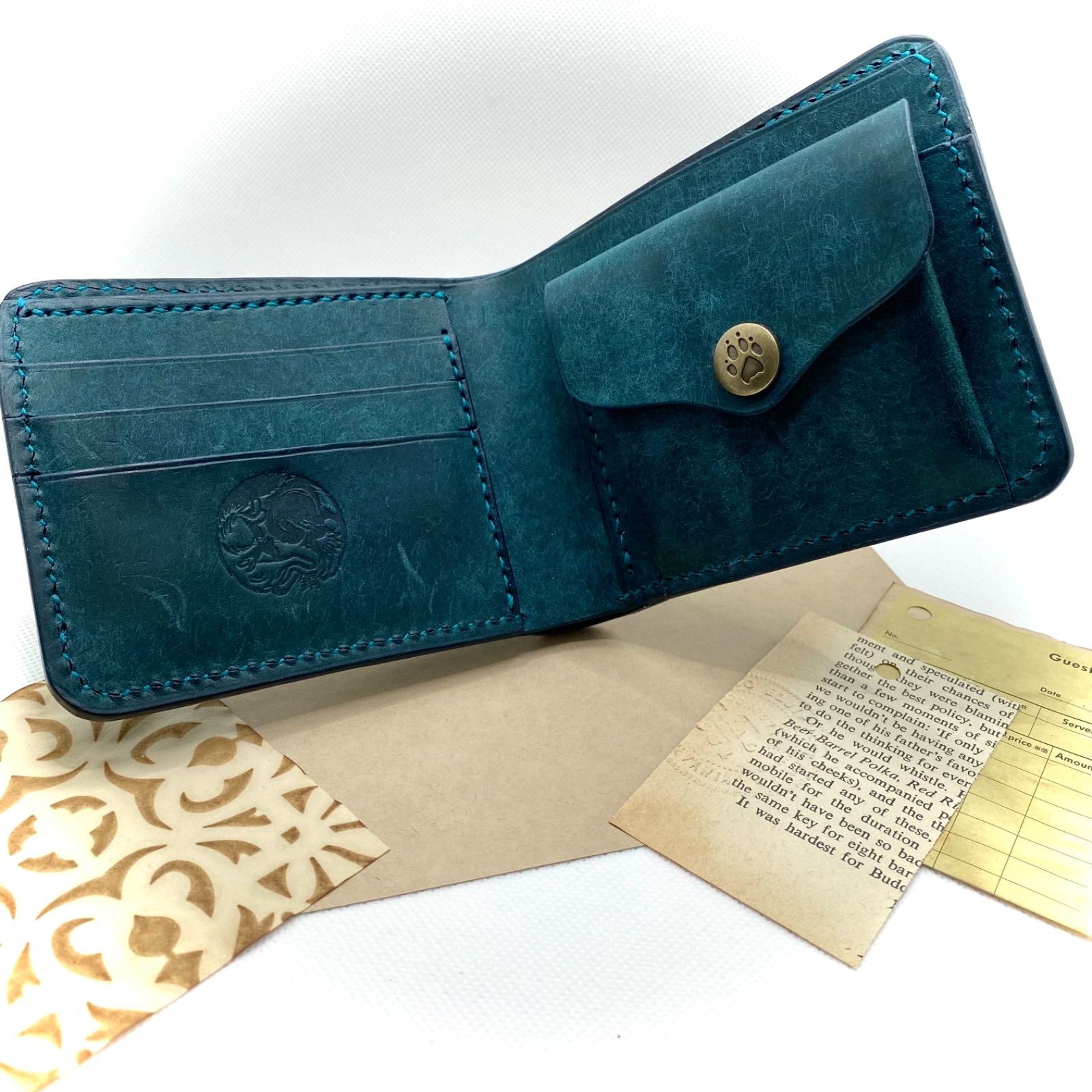 ハンドメイド創作人形ブスッ子縮緬うさぎちやん。黒の飾り台付き