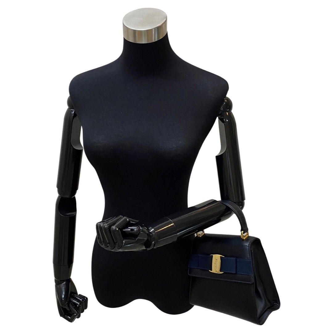 【極美品】フェラガモ ハンドバッグ ヴァラリボン ロゴ 金具 ブラック レザー 極 美品 Salvatore Ferragamo サルヴァトーレフェラガモ ヴァラ