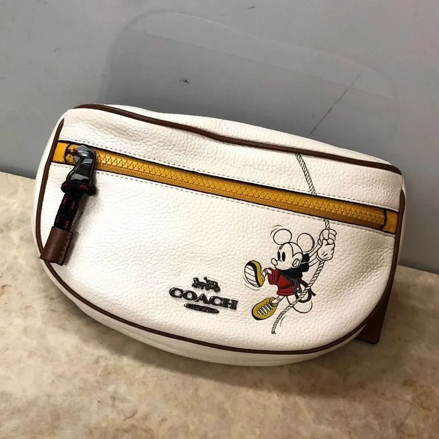 バッグ　[破損品] ミッキーマウス ボディバッグ(ホワイト) 「ディズニー×COACH(コーチ)」 限定 美品 コーチ COACH Disneyコラボ ボディバッグ ミッキー