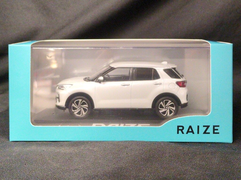TOYOTA 1/30ミニカー カラーサンプル RAIZE シャイニングホイワイト