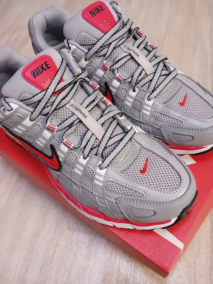 NIKE