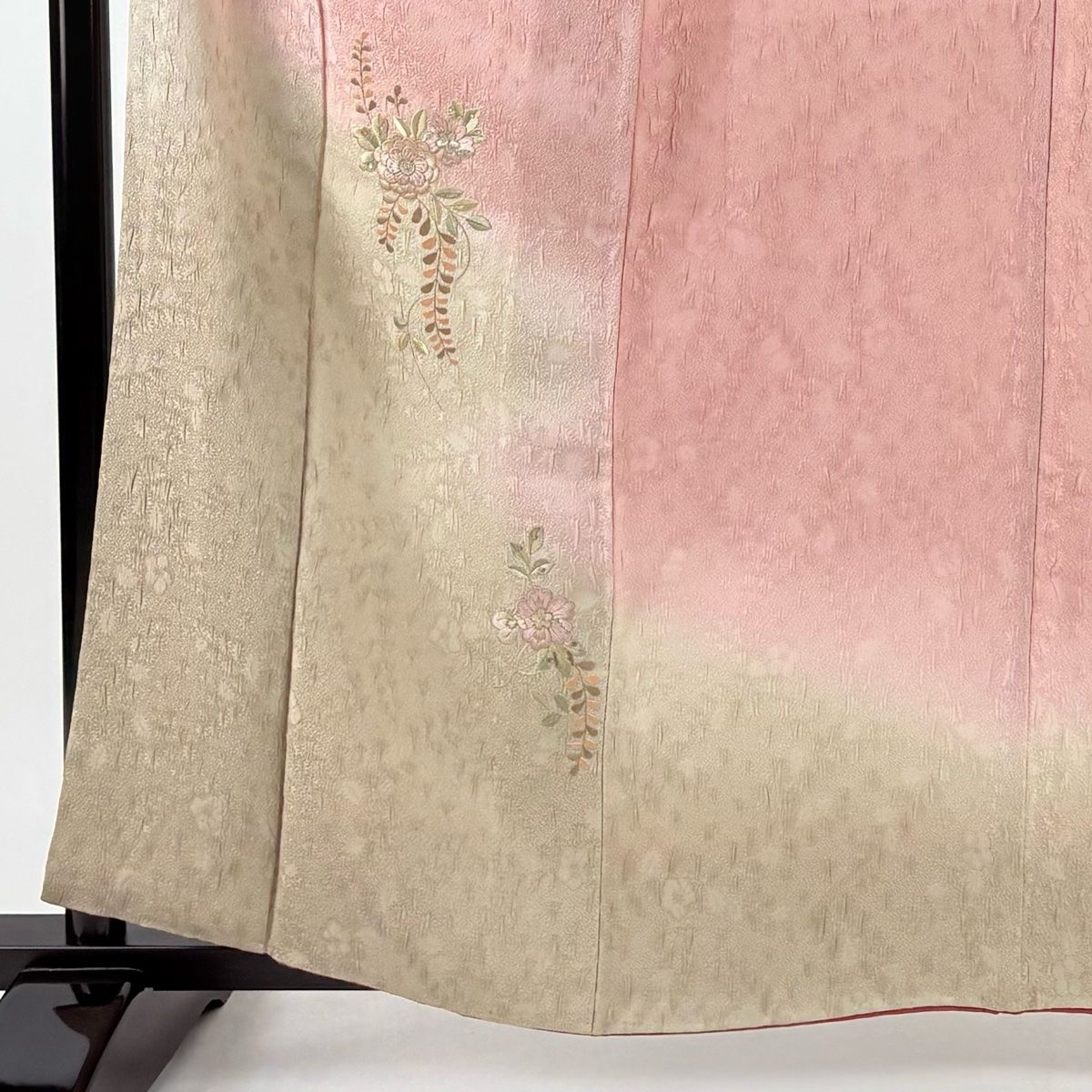 付下げ　袷　正絹　縮緬地　紅掛花色　枝梅　刺繍身丈161裄64.5 付下げ 身丈160.5cm 裄丈66cm M 袷 草花 地紋 金銀糸 ピンク