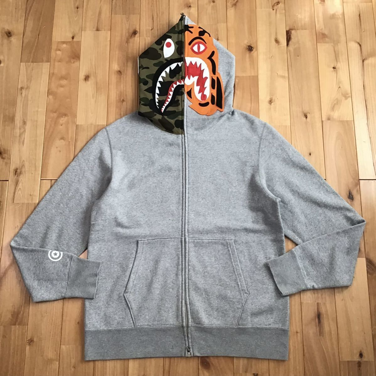 【A BATHING APE】 タイガーシャークパーカー Lサイズ A BATHING APE】 タイガーシャークパーカー Lサイズ 2025年最新