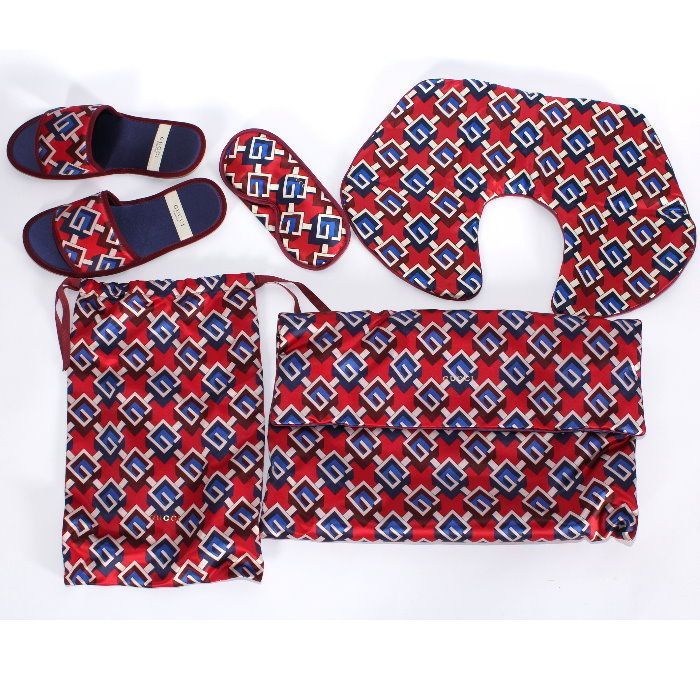 GUCCI グッチ ジオメトリックG プリント トラベルセット 662431 20XA0 8494 レッドマルチ アイマスク スリッパ エアーピロー ポーチ メンズ レディース ユニセックス バッグ 枕 旅行 飛行機 機内グッズ | | 売れ筋