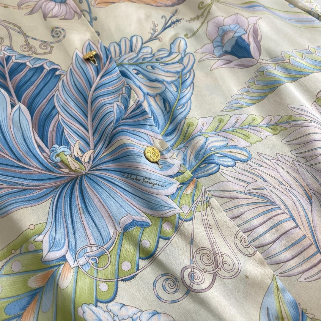 サルヴァトーレフェラガモ　高級シルク100% ブラウス 花柄　動物　総柄　ブルー Salvatore Ferragamo サルヴァトーレフェラガモ 長袖ブラウス