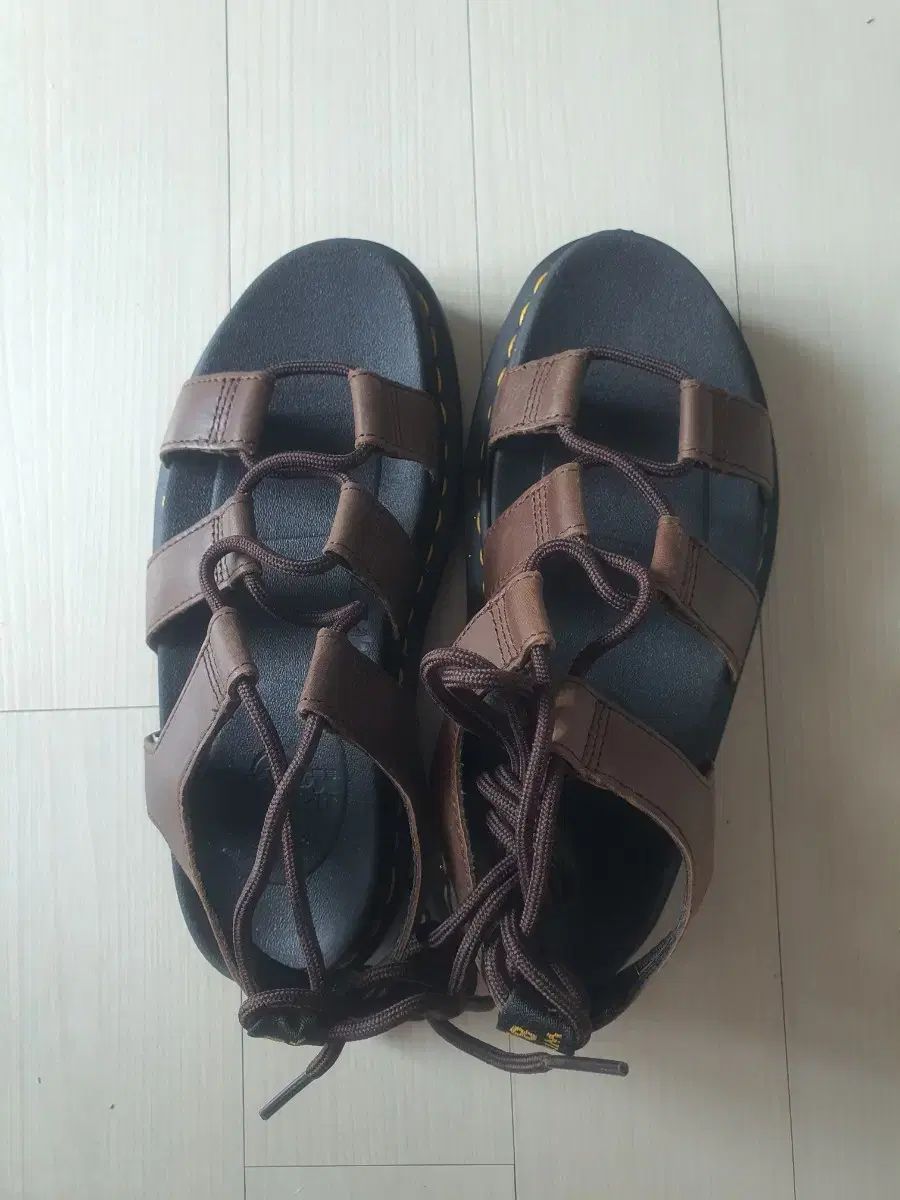 DR. MARTENS