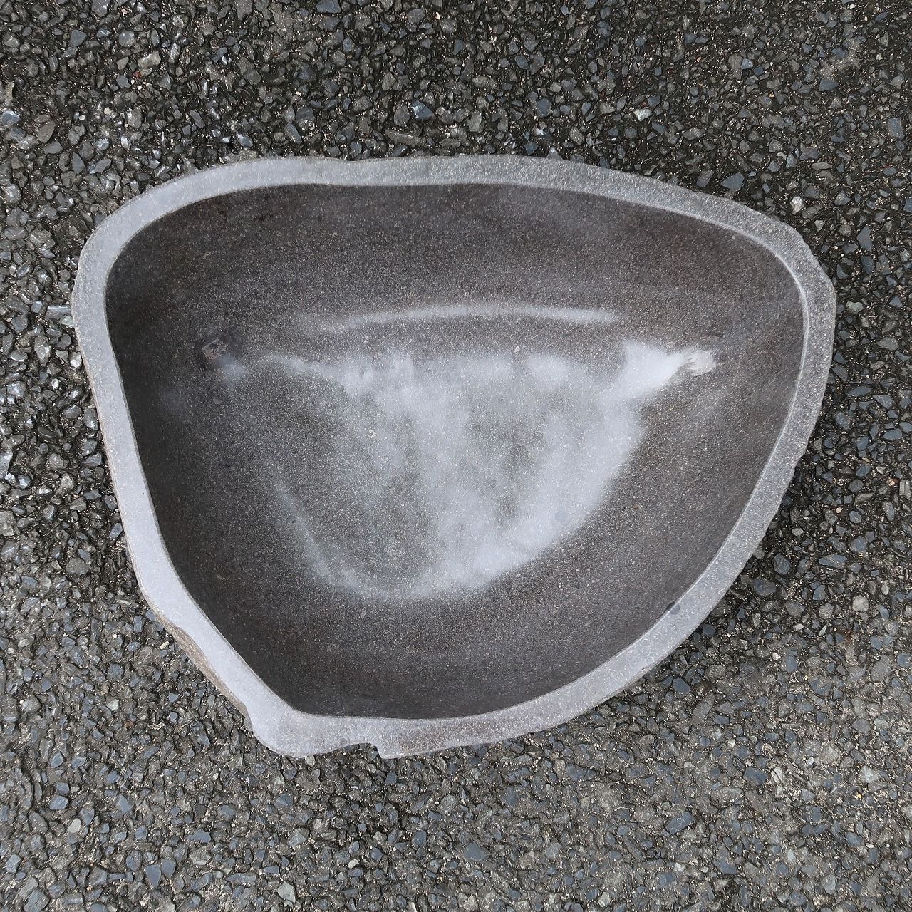 天然石をくり抜いた手水鉢 リバーストーン