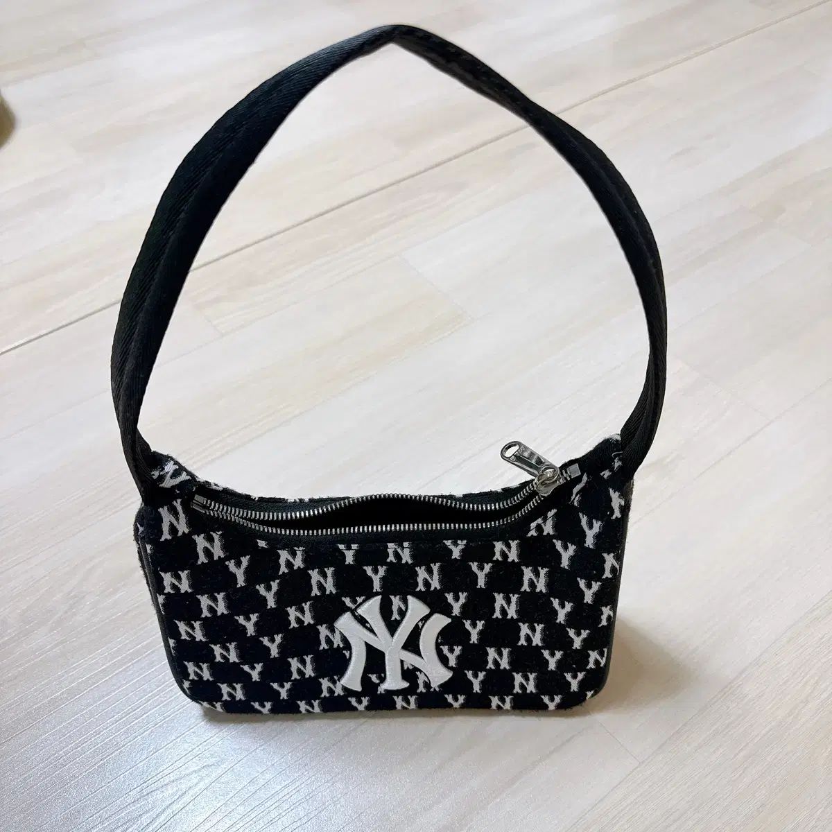 MLB モノグラム ジャカード ホーボーバッグ NY (Black) MLB Classic Monogram New Embossed Hobo Bag NY (Black