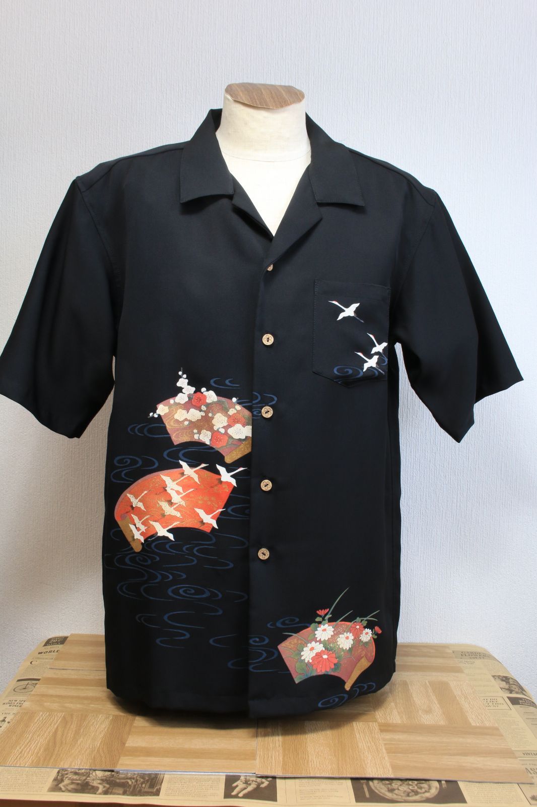 ＜試作品特価＞着物リメイクシャツ（メンズLサイズ）鶴と梅の丸模様の黒留袖-1