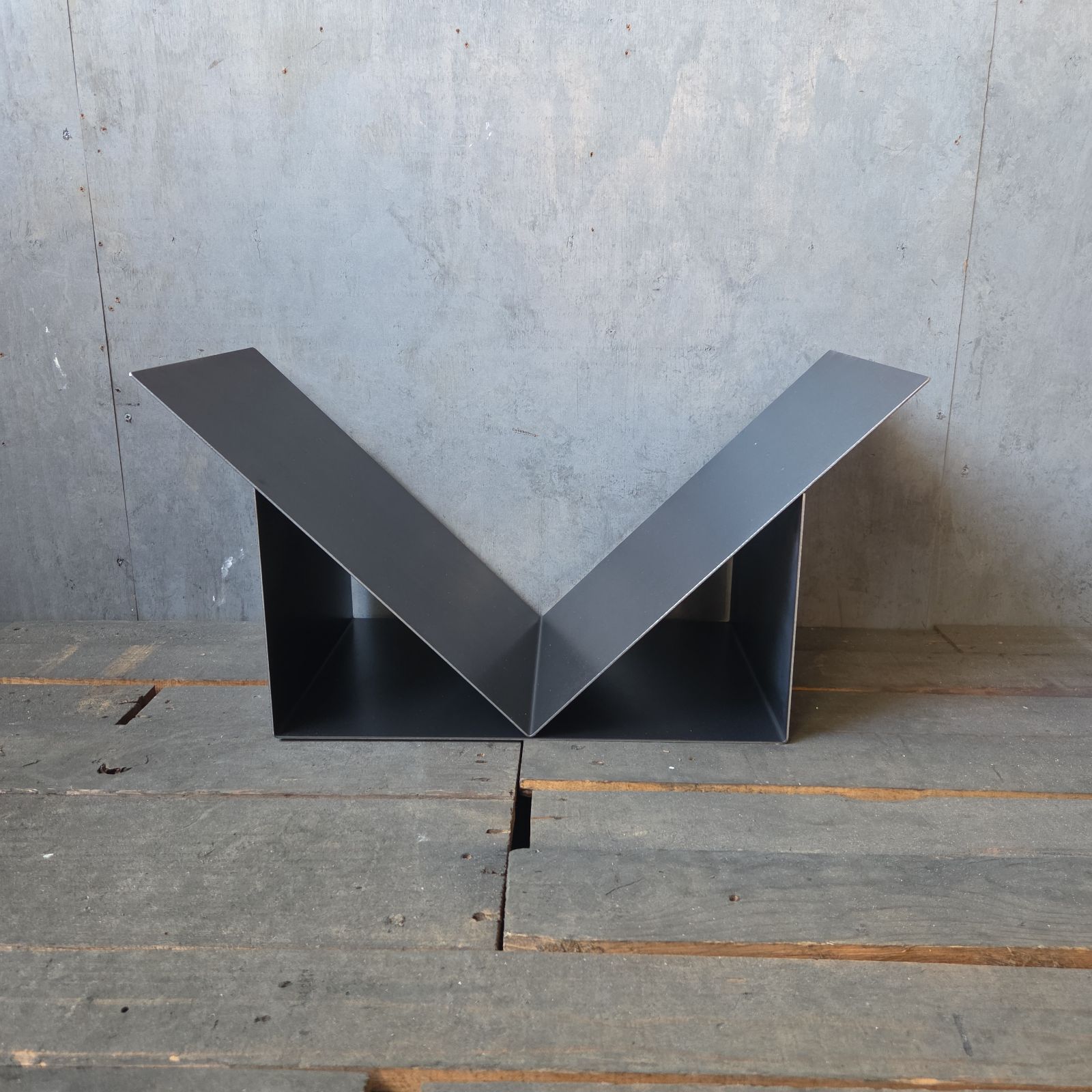 薪ラック 薪ストッカー 薪棚 薪収納 ファイヤーサイドロッカー ログホルダー シンプル 黒皮鉄 おしゃれ 薪ストーブ