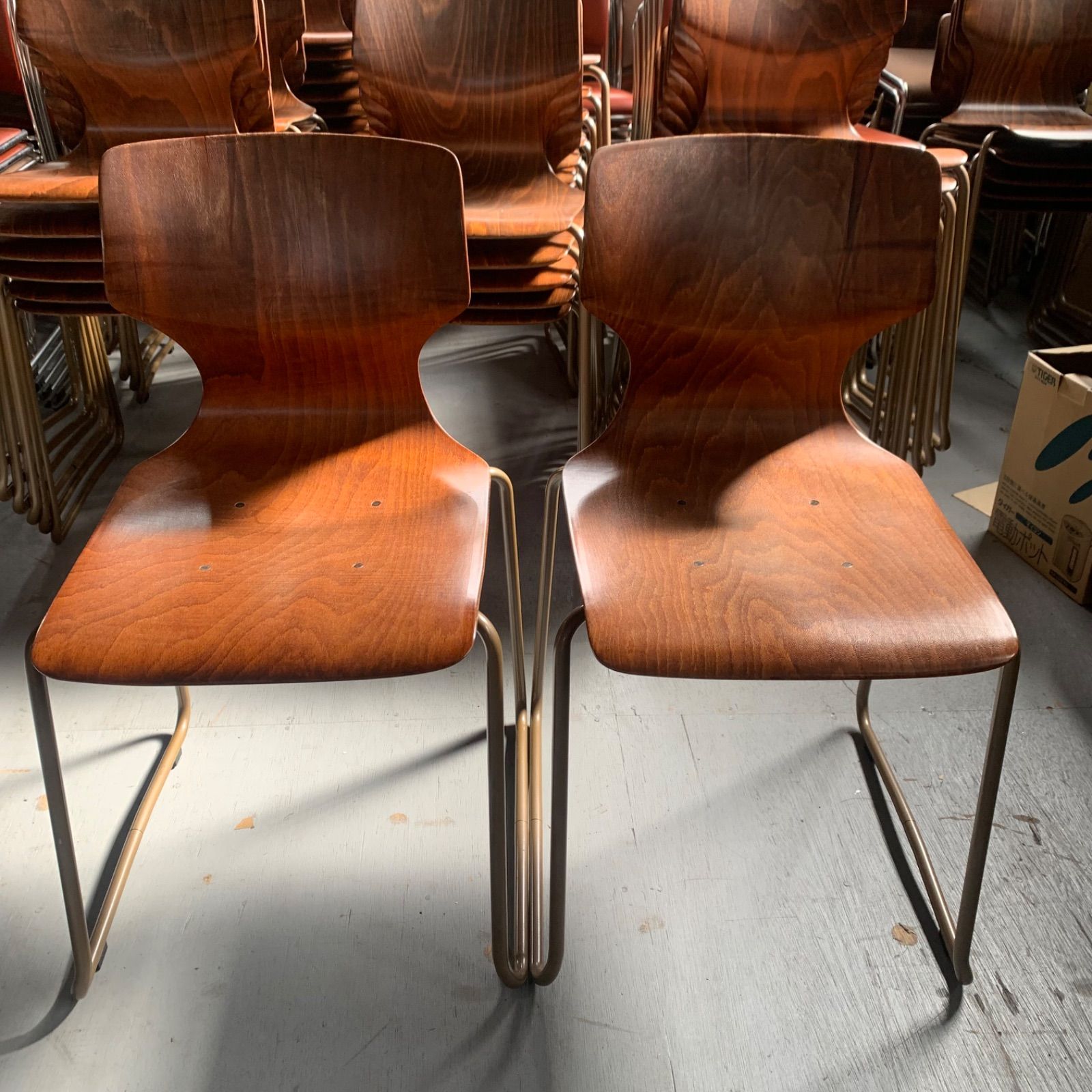 AICHI パグホルツ ダイニングチェア スタッキング 2脚 - メルカリ