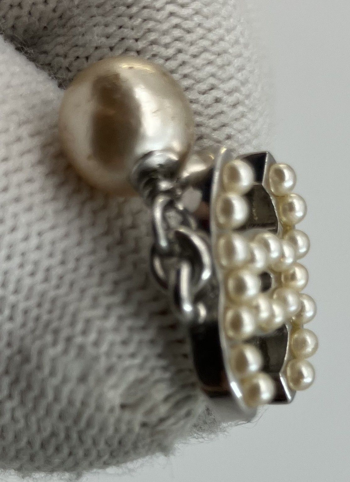 CHANEL フェイクパール ピアス 05 V 片方のみ ロゴ：1.6×1.1cm