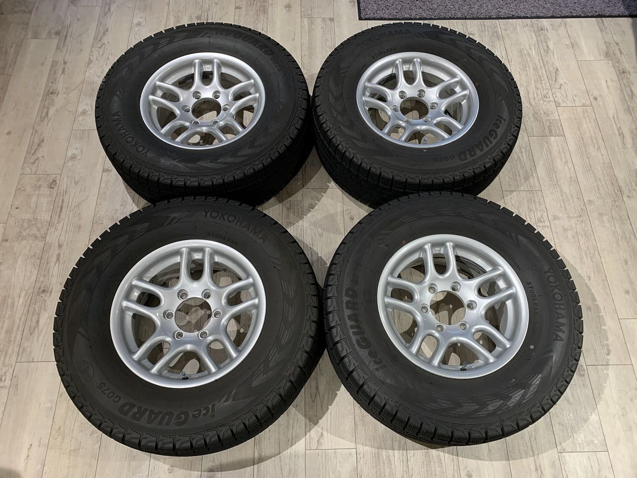 【2106082】 メーカー不明 スポークホイール 16インチ 7J +25 PCD139.7 6H 110mm + YOKOHAMA iCE GUARD G075 265/70R16 2018年 9mm パジェロ 等