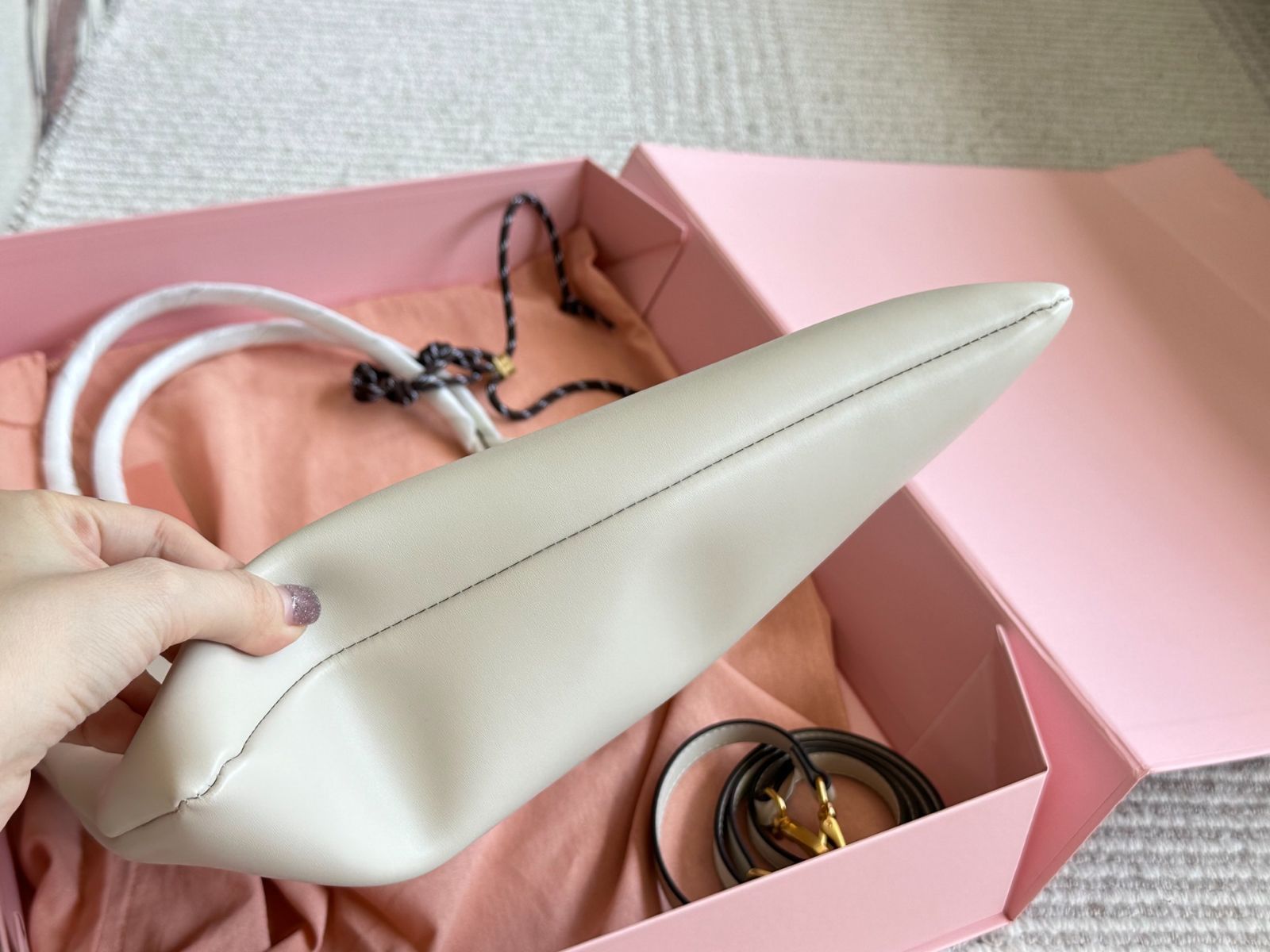 MIU MIU 2025年新作 トートバッグ - スタイリッシュな大型サイズ