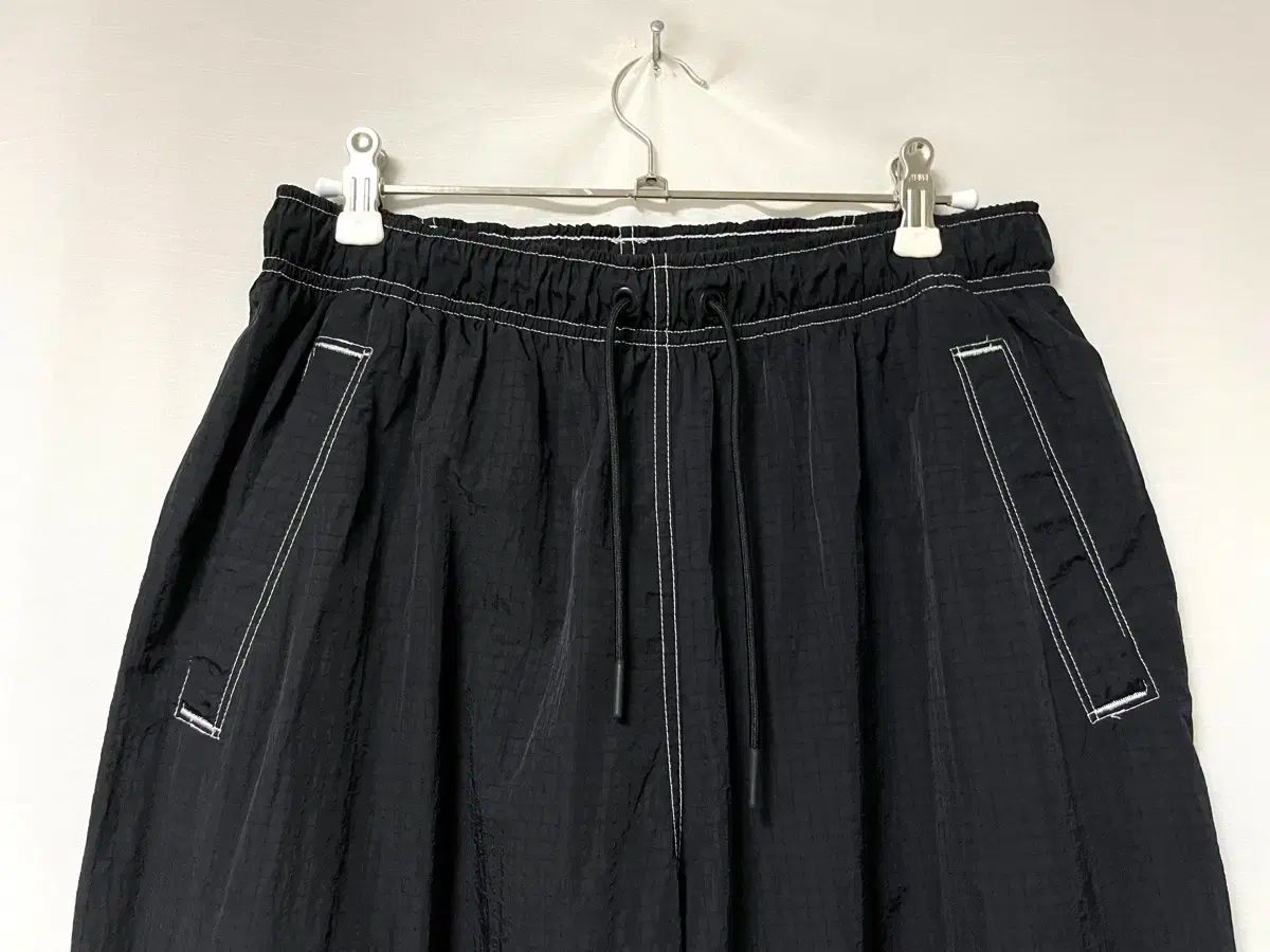 NIKE ナイキ ウーマンズ スウッシュ ステッチ リップストップ ウーブン ワイド ジョガーパンツ M ＿ 黒