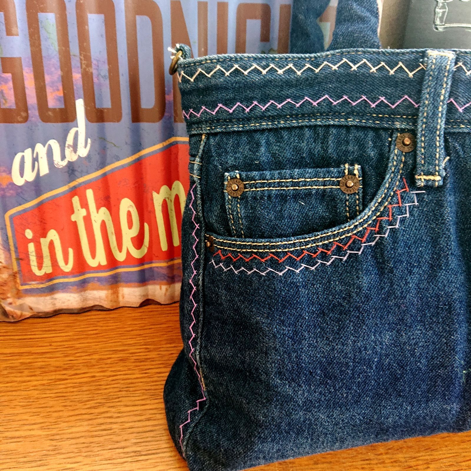【在庫処分】USEDデニムリメイク ショルダーバッグ　トートバッグ USEDデニム(刺繍入)のリメイクショルダーバッグ((ハンドメイド