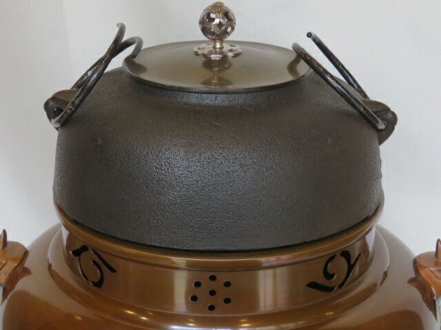 【美品】高岡鋳師 金森紹栄作 南鐐摘み平丸霰釜添 唐銅鬼面風炉 茶釜 美品】高岡鋳師 金森紹栄作 南鐐摘み平丸霰釜添 唐銅鬼面風炉