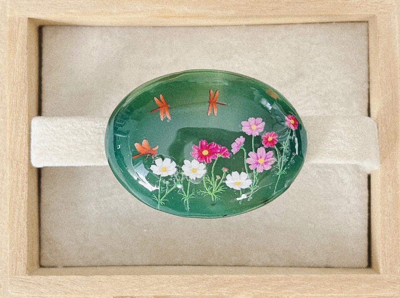 ☆〜 天然石グリーン瑪瑙ちょっと早めな秋桜とトンボ帯留め40×30〜☆