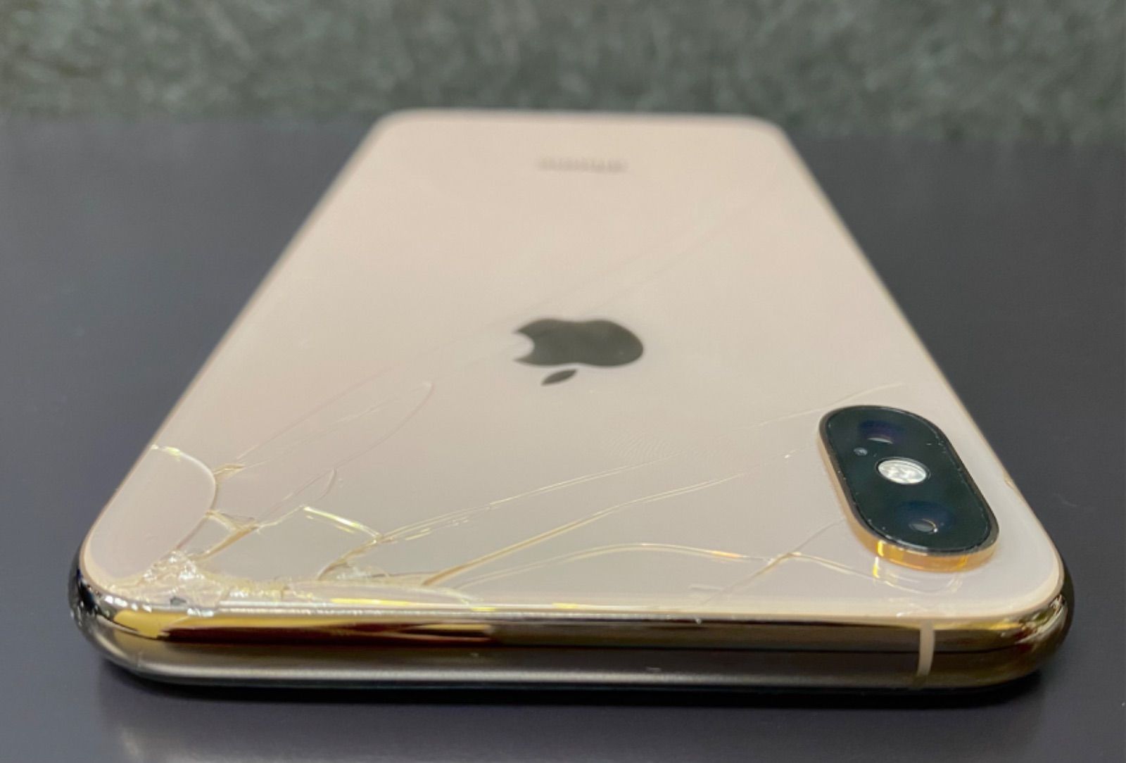 訳有ほぼ新品 iPhoneXS Max SIMフリー256GB バッテリー新品 - メルカリ
