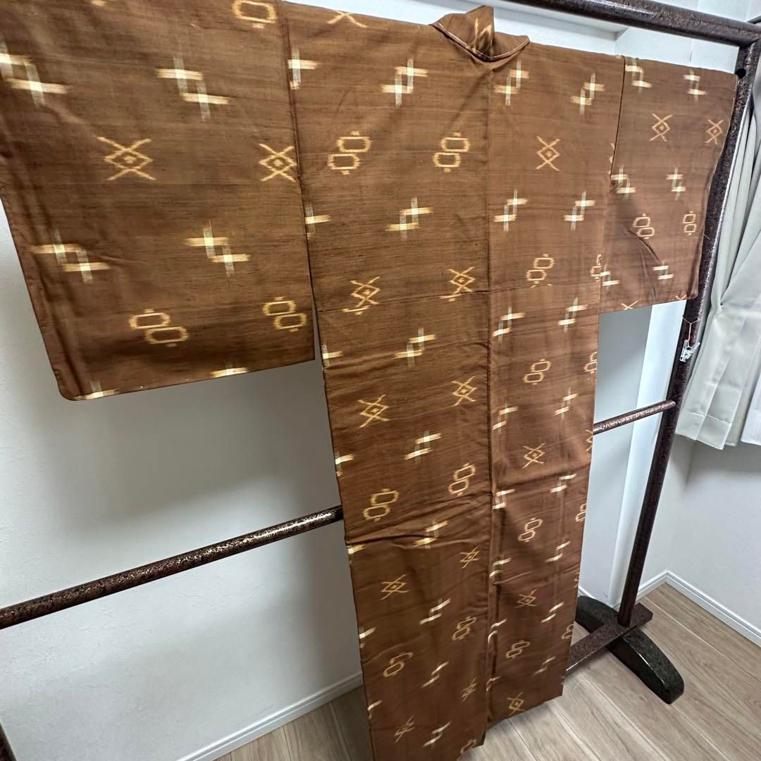 しつけ付　超美品　重要無形文化財 本場　久米島紬　着物　絣　焦茶　162 未使用 しつけ付 重要無形文化財 本場 久米島紬 着物 絣 沖縄 茶