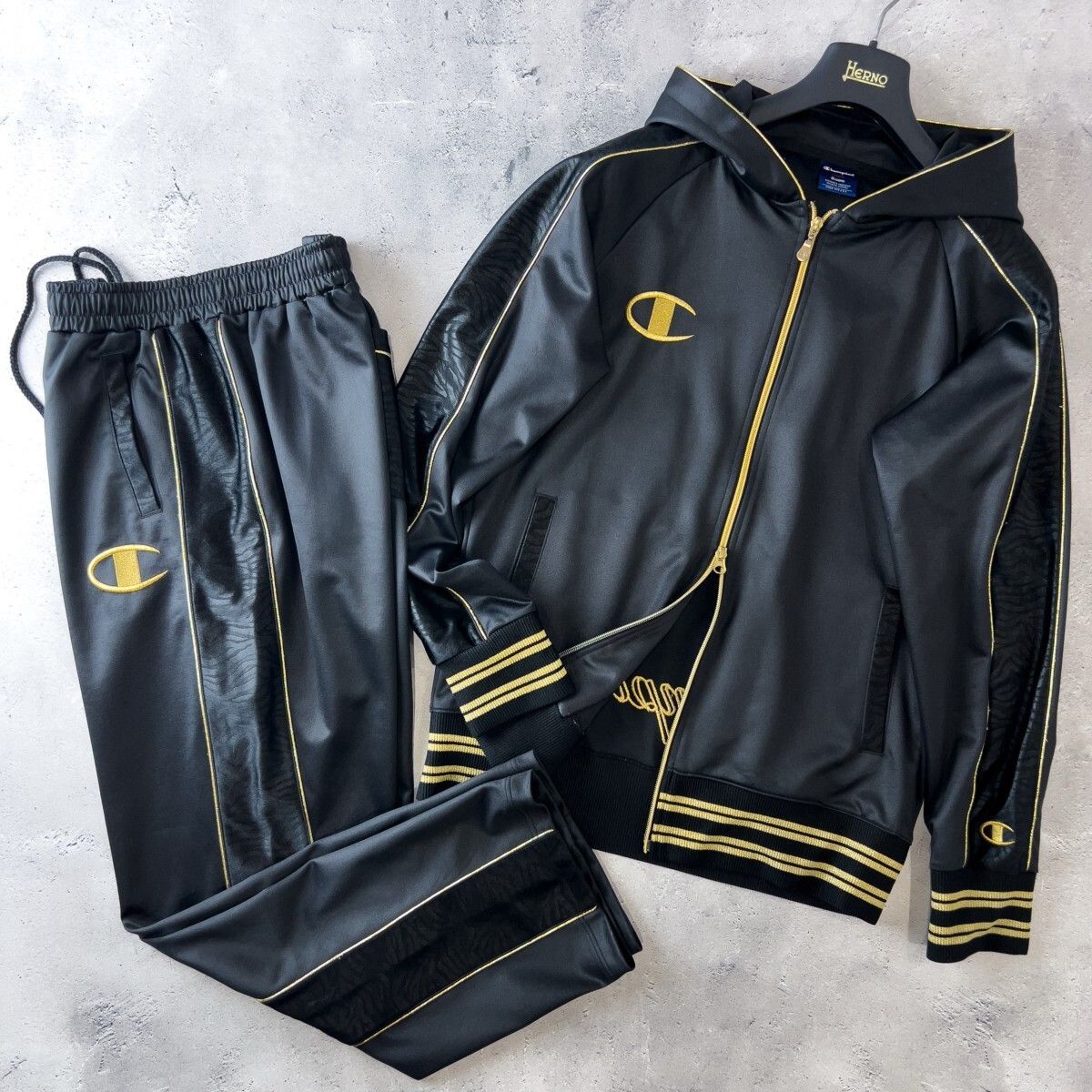 【美品】チャンピオン【希少】セットアップ 魔裟斗 黒金 ジャージ ゼブラ 上下L 大人気! Champion × 魔裟斗 チャンピオン フーディ ジャージ